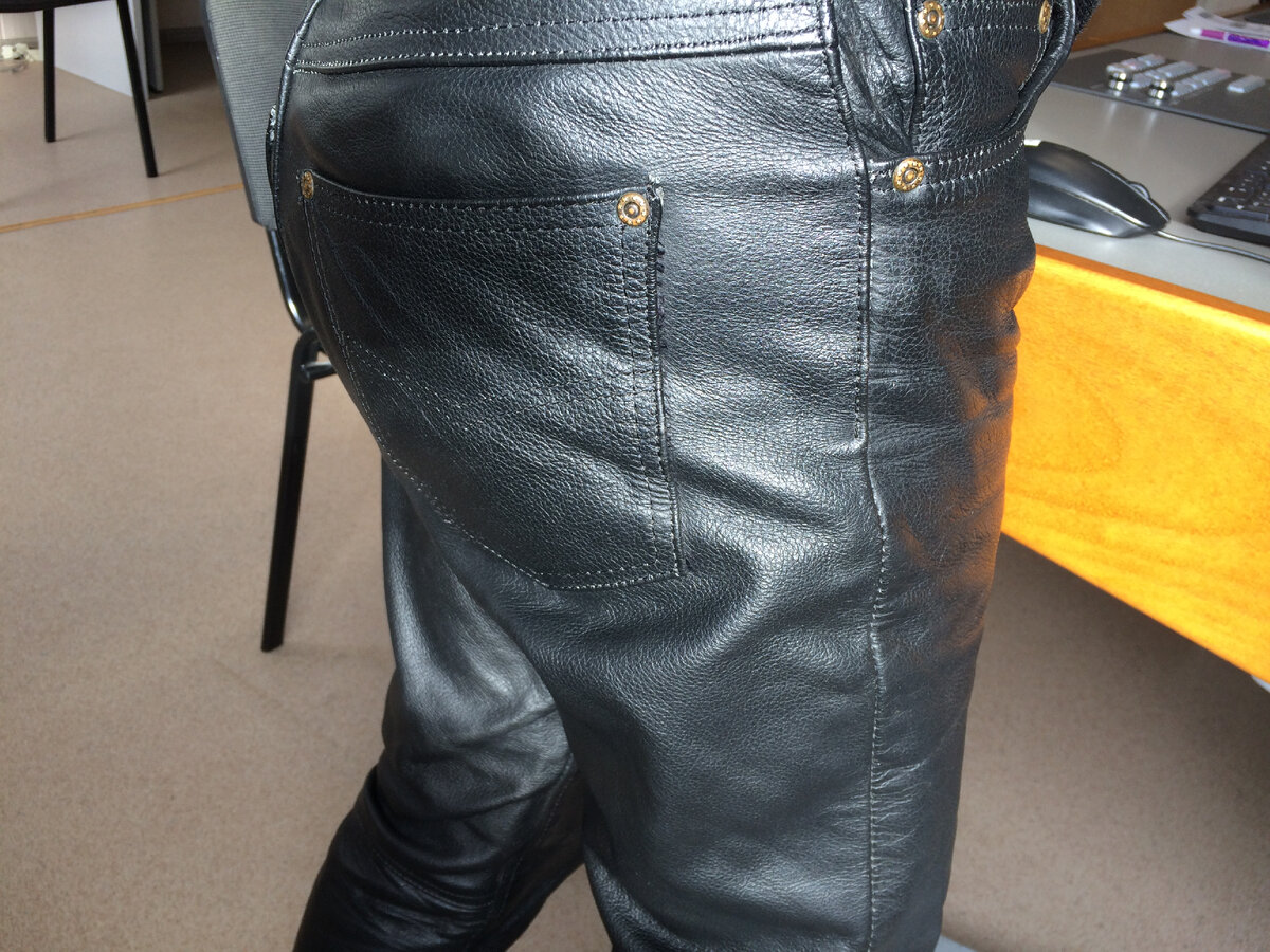 кожаные штаны на новый год. кожаные штаны на новый год. кожаные брюки на корпоратив новый год. кожаные штаны с пиджаком. брюки из кожи.