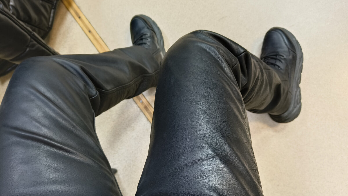 в кожаных штанах на улице. в кожаных штанах на улице. в кожаных штанах на улице. мила кунис latex. мария дорошина leather leggings.