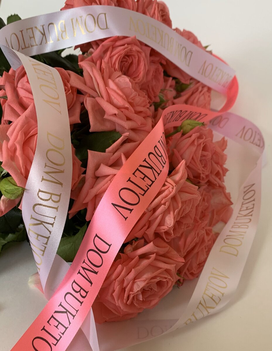 Пример наших клиентов: Студия цветов "Dom Buketov". Из логотипа видно, что это магазин флористики, слово Дом, дает указание на доверительные отношения. 