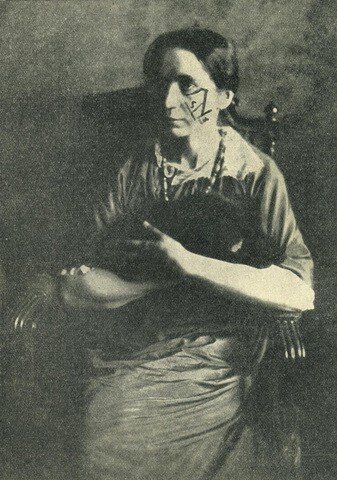 ▪️Наталия Гончарова с раскрашенным лицом. Фотография из манифеста футуристов "Почему мы раскрашиваемся", 1913. Раскраска выполнена Михаилом Ларионовым.