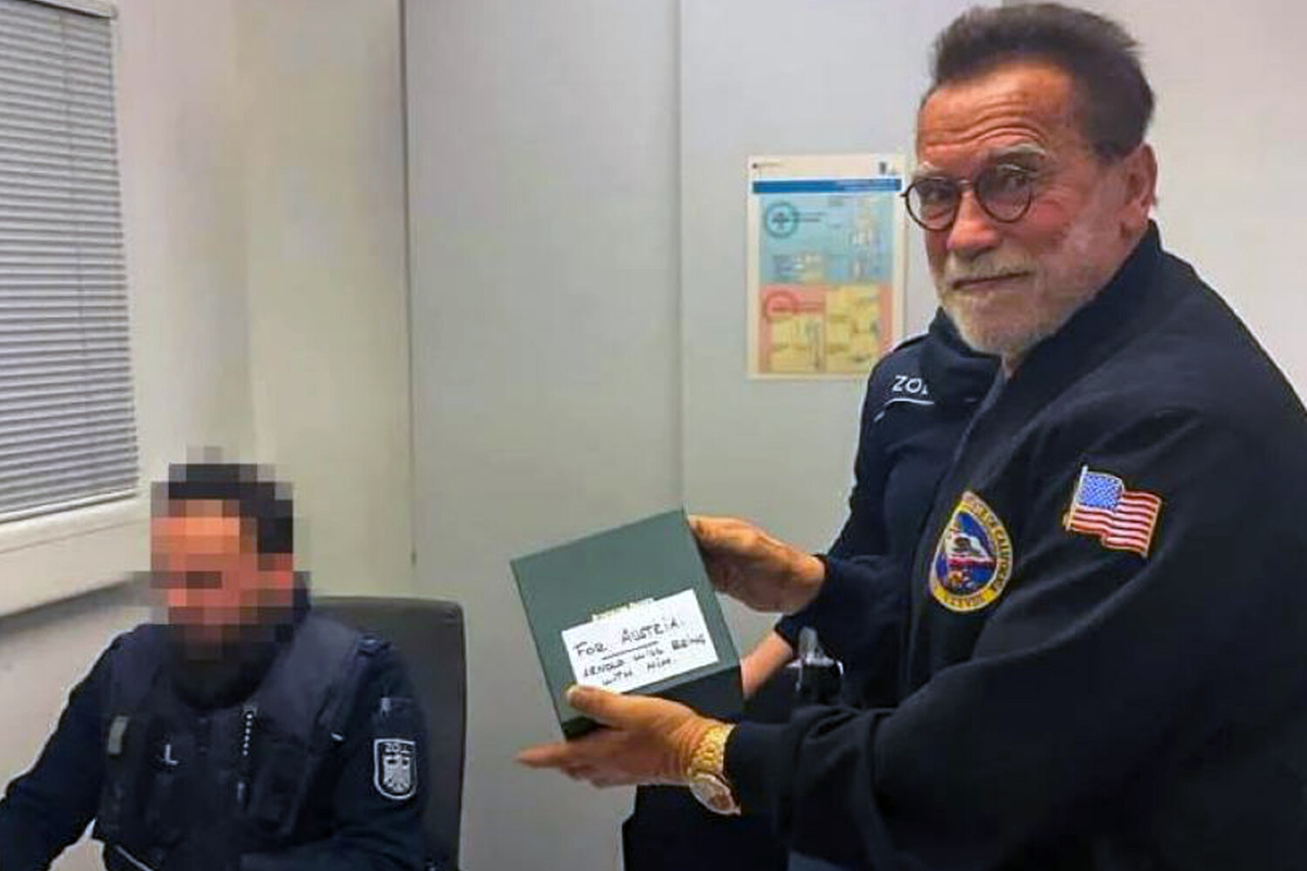 Арнольд Шварценеггер в аэропорту Мюнхена / Bild/Twitter