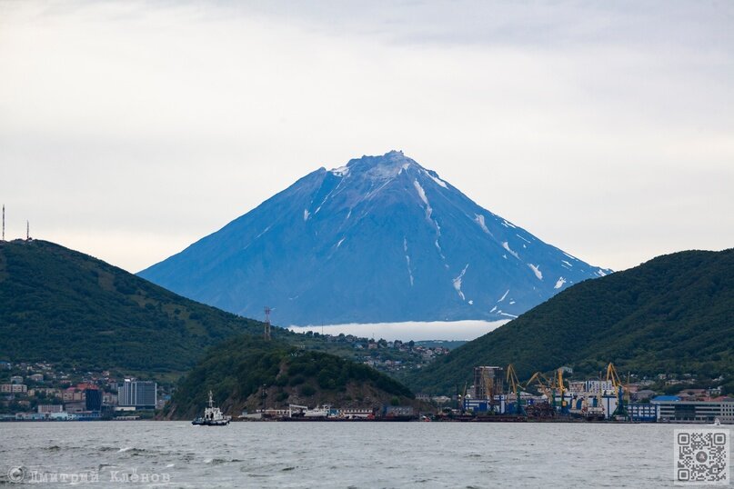 Морской порт на фоне Корякской сопки