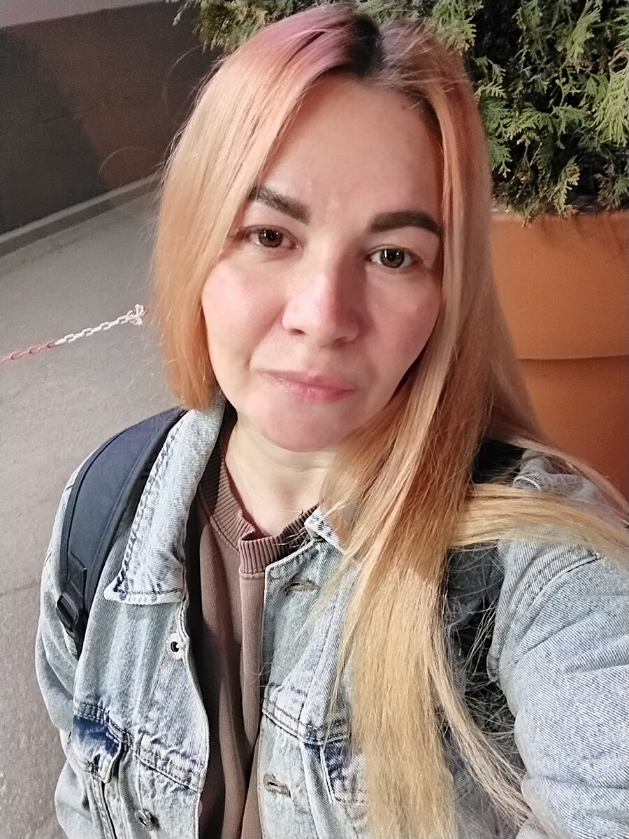 У торгового центра 07.04.24 Нужно реснички пойти сделать, некогда на коррекцию ходить было, почти все выпали