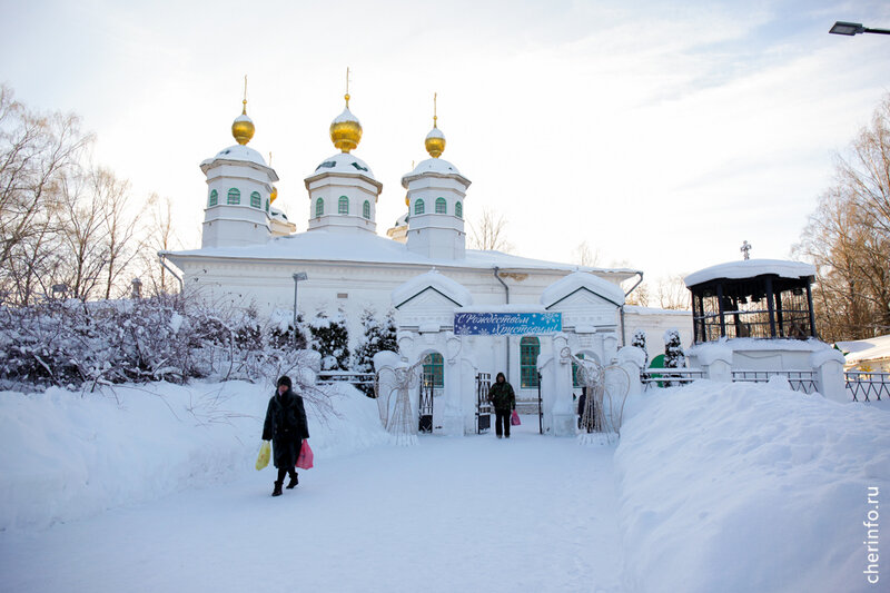    Первое праздничное освящение прошло сегодня около полудня в Воскресенском соборе