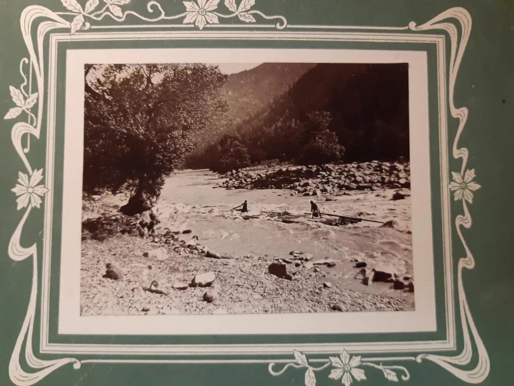 Горная река "плот проходит пороги Куры". Фотограф-любитель Ностиц И.Г. 1901 г. Российская империя, Тифлисская губерния.