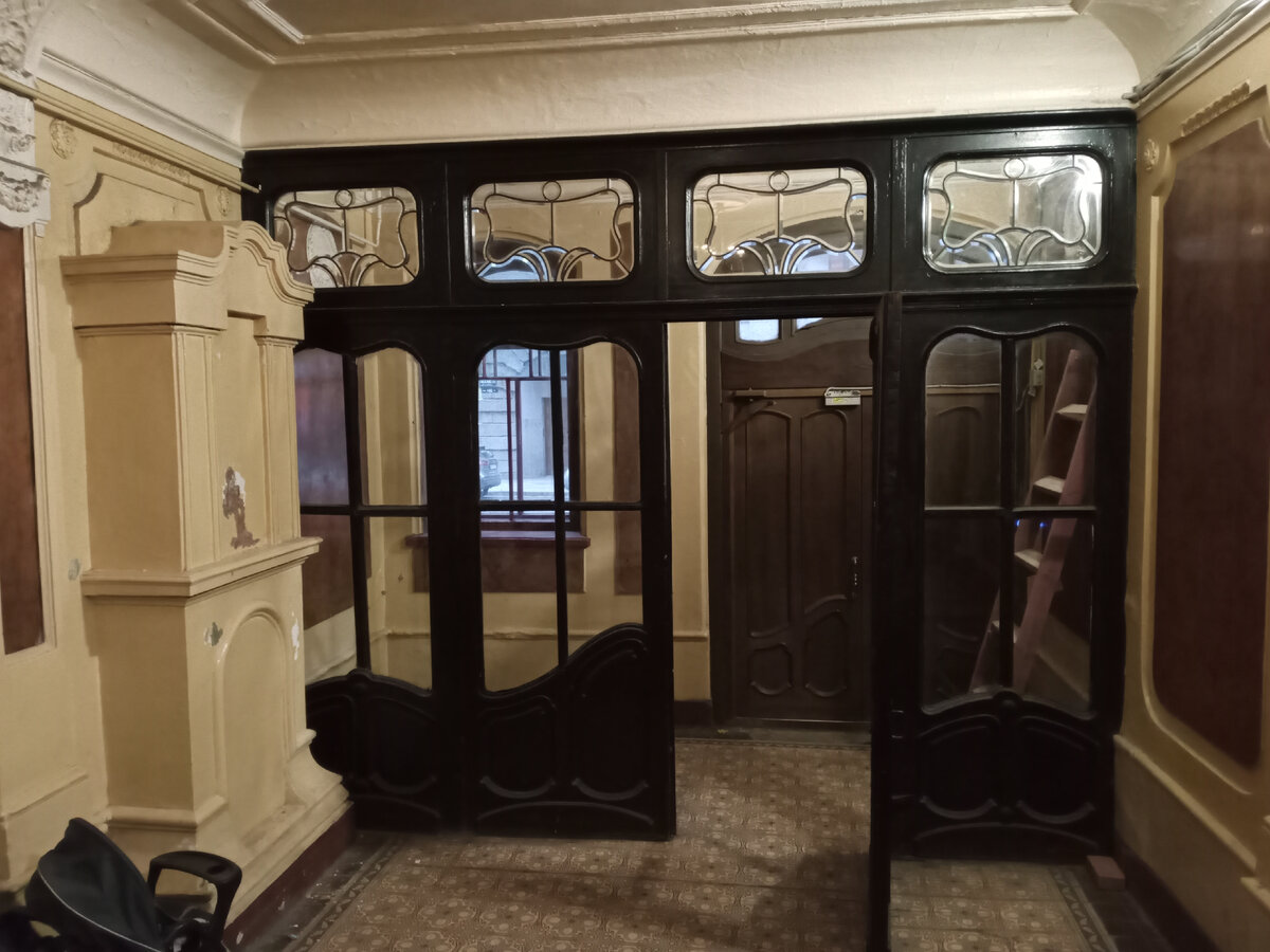 Парадная дома с коммунальными квартирами