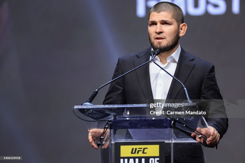 Бывший чемпион UFC Дэниел Кормье рассказал, что Хабиб Нурмагомедов отказался от крупной суммы денег, чтобы вернуться в UFC.