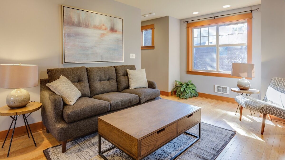 Хоумстейджинг — это мелкий ремонт и клининг, продумывание сценариев, расстановка мебели и декора, а ещё красивая фотосессия. С такой подготовкой квартира продаётся быстрее и дороже