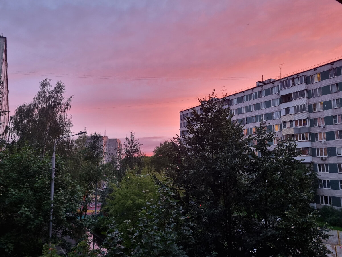 Пусть в твои окна смотрит беспечный розовый вечер 