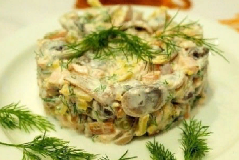 праздничные салаты. салаты на праздничный стол мужские. салат с крекером. красивые салаты с курицей. салаты на праздничный стол простые и вкусные.