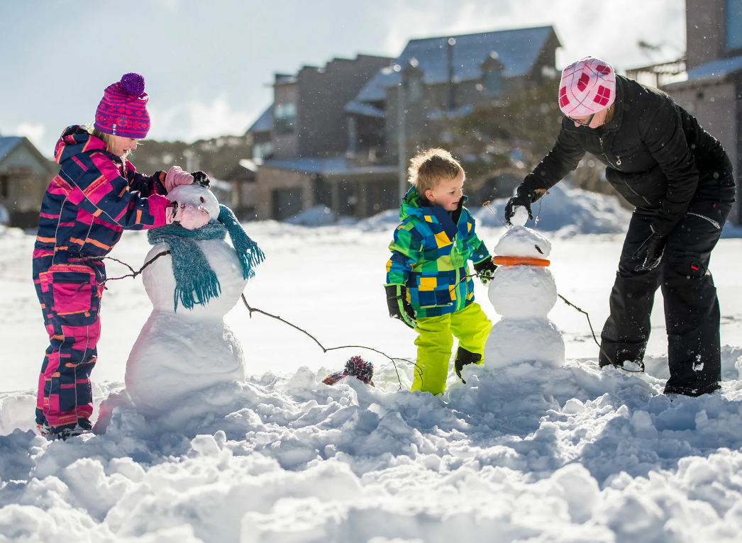 Игры можно играть зимой. Зимние развлечения. Развлечения зимой. Дети зимой. Зимние развлечения для детей на улице зимой.