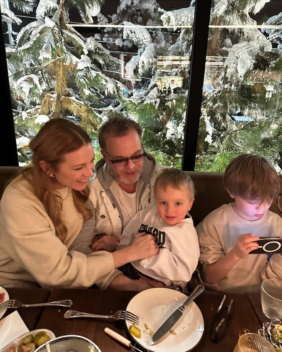    Наталья Подольская и Владимир Пресняков с детьми