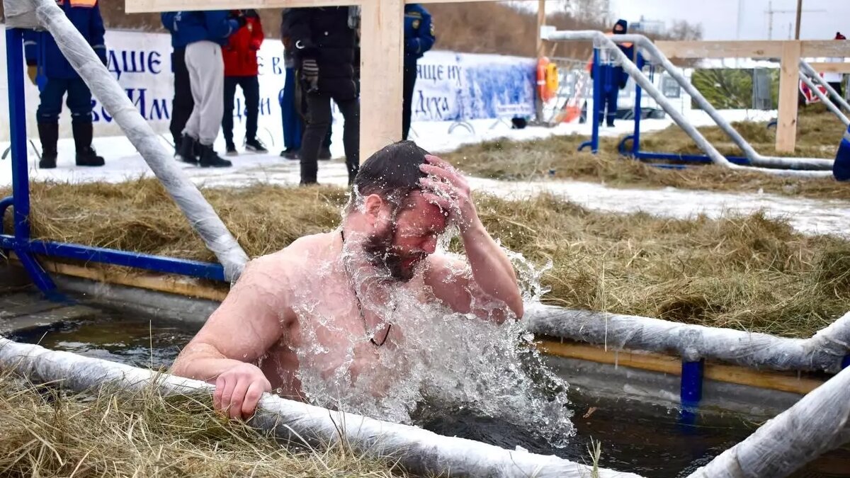     Сегодня в Тюмени после службы и литургии в Свято-Троицком мужском монастыре, Крестный ход протянулся до набережной Туры. Митрополит Тобольский и Тюменский Димитрий освятил воду и тюменцам открыли путь к иордани и купелям.