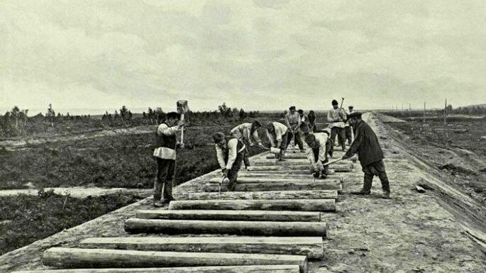 Ближе к концу 18-го столетия улицы стали неспеша преображаться: через овраги прокладывали мосты, ремонтировали площади и улицы. При этом с владельцев домов собирали подать – дорожный налог. Активно строились тротуары и мостовые. Некоторые впоследствии замостили камнем, но большинство первое время оставалось деревянными.