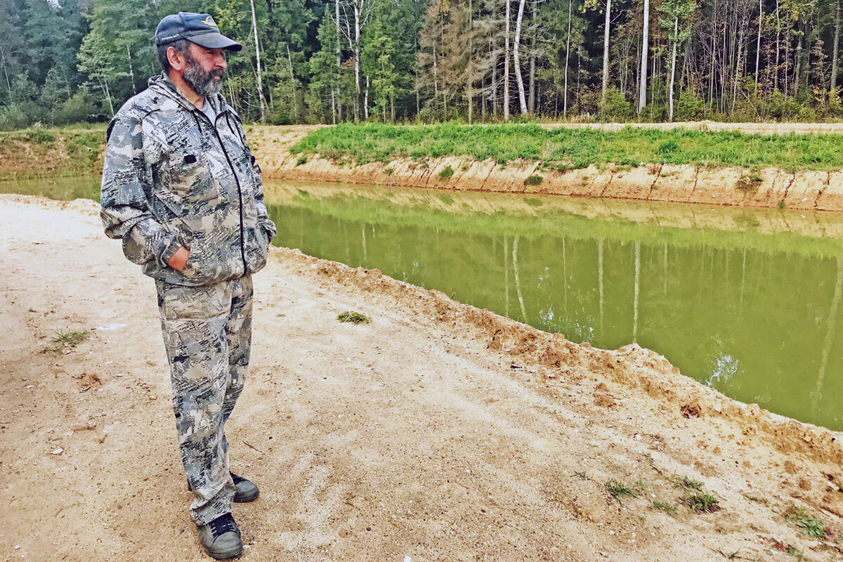 Мелиоратор Садыков на берегу своеручно выкопанного пруда.