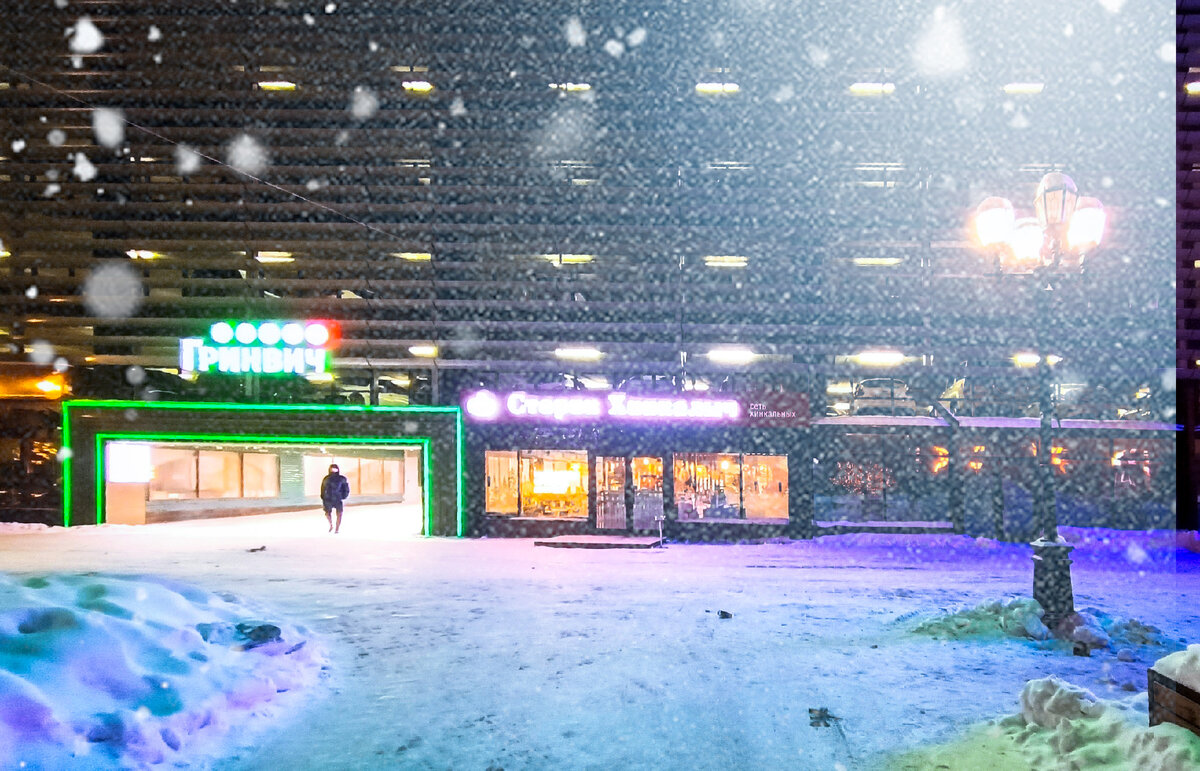 ТРЦ "Гринвич", г.Екатеринбург, вход на станцию метро "Геологическая"