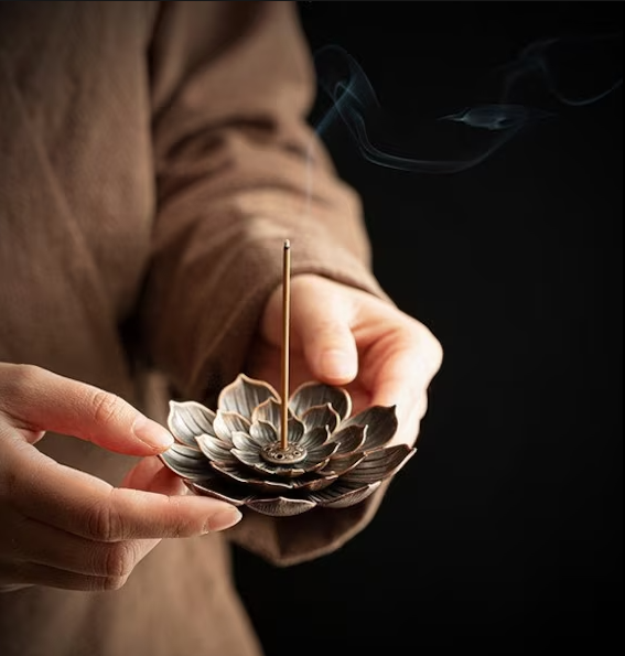 Лотос связан с корневой чакрой. Фото: incensecrafting.com