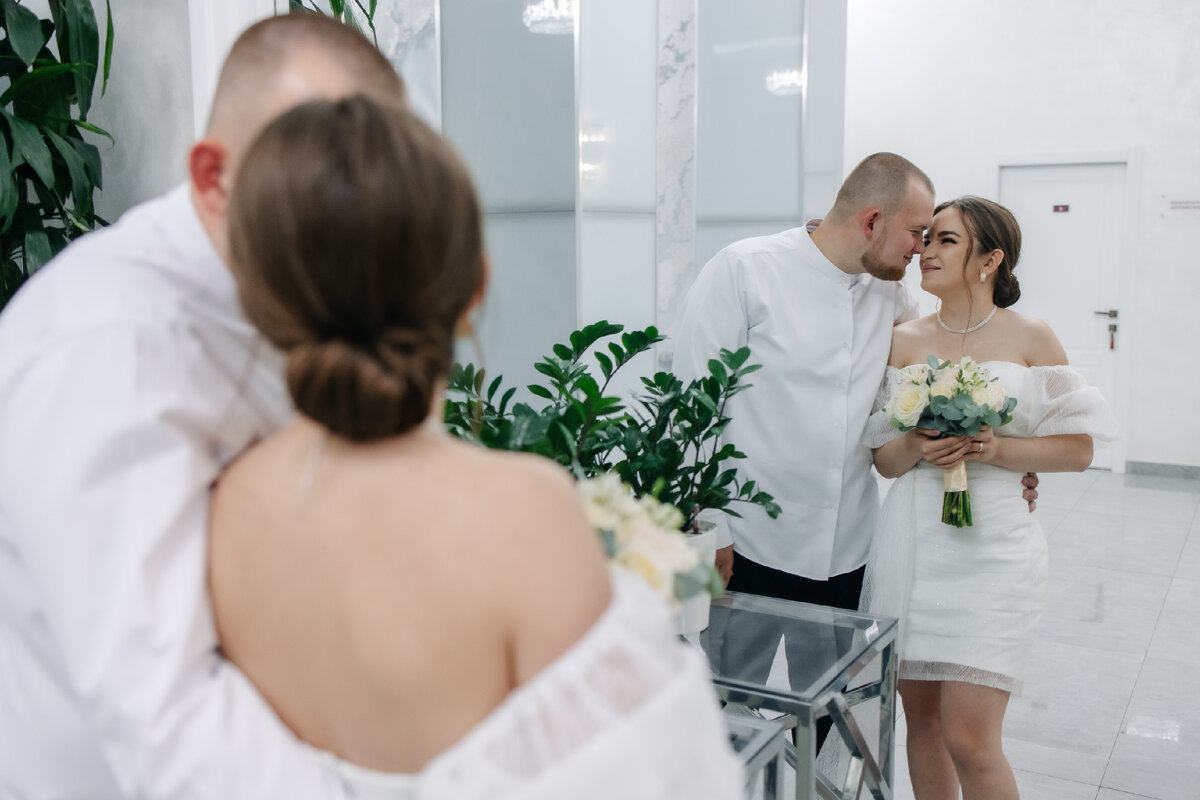 Фотографии в зоне ожидания в Кутузовском ЗАГСе