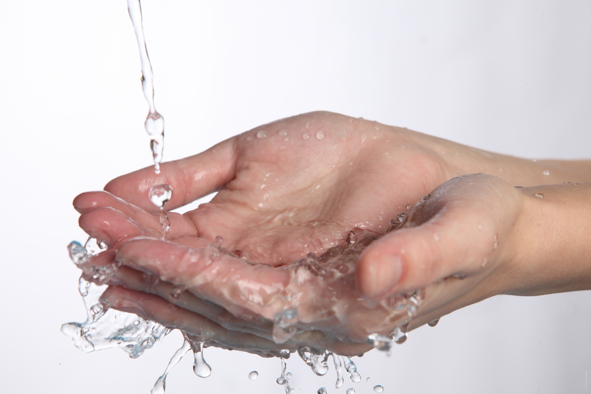 Помыть без воды как. Мытье рук водой. Мытье рук под водой. Вода в руках. Руки помыть водой.