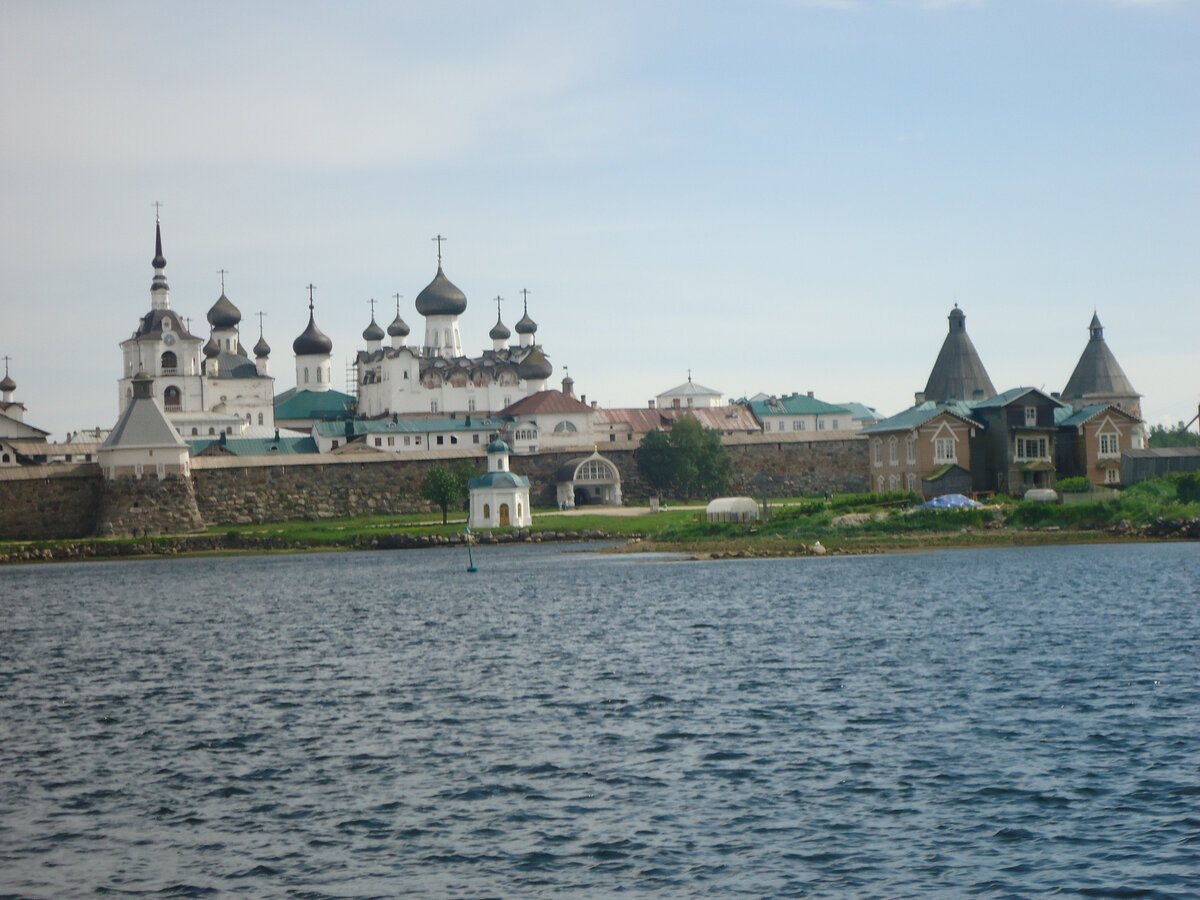 Соловецкий монастырь. Вид со стороны моря. Из архива автора.