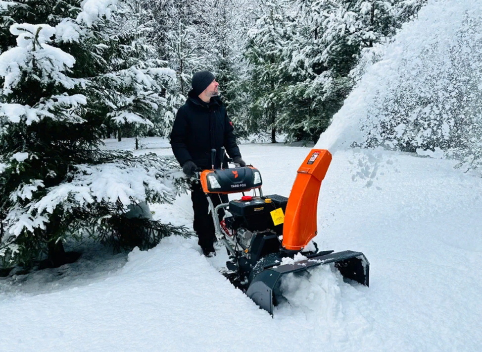 При эксплуатации снегоочистительной техники периодически возникает трудность - снегоуборочная машина не заводится или сразу перестает работать.