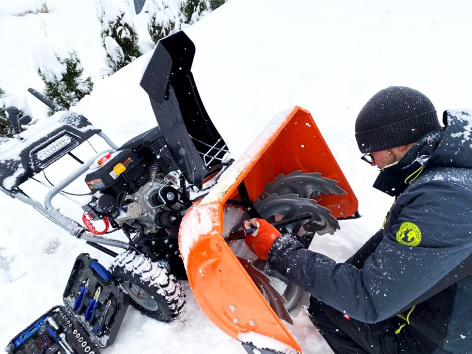 При эксплуатации снегоочистительной техники периодически возникает трудность - снегоуборочная машина не заводится или сразу перестает работать.-7