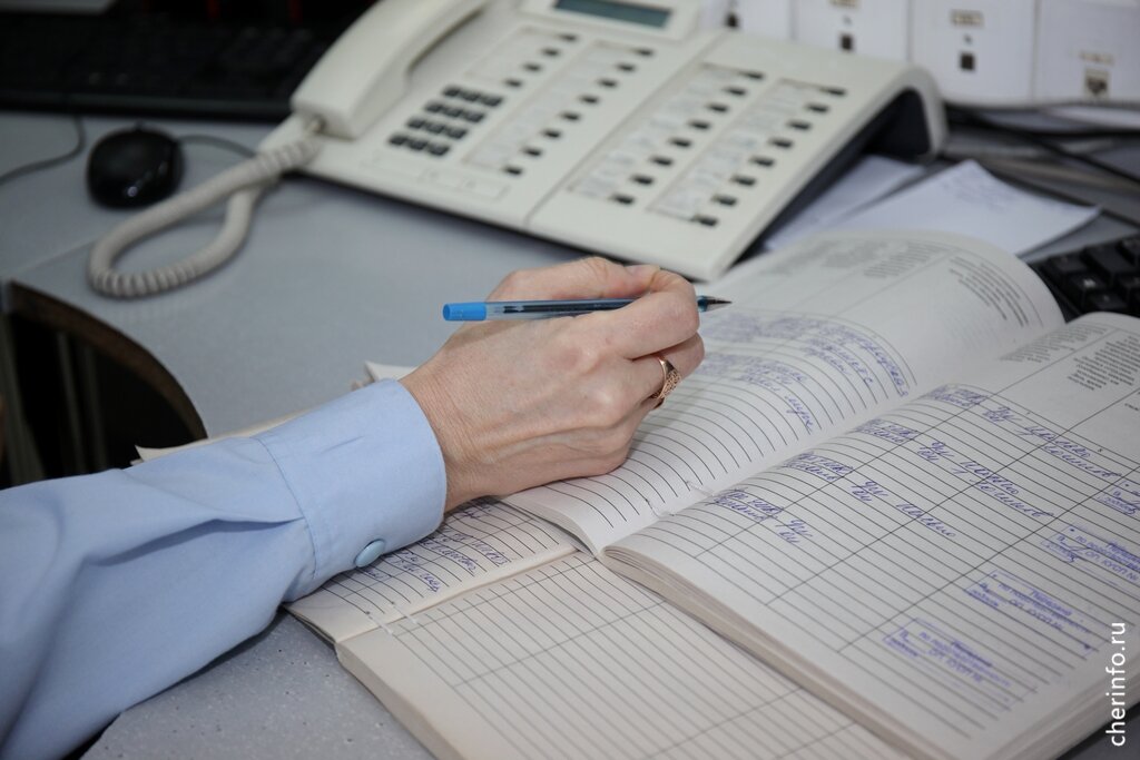    Одной из потерпевших - 64-летней пенсионерке - позвонил якобы сотрудник банка и сообщил, что неизвестные пытаются оформить на нее несколько кредитов