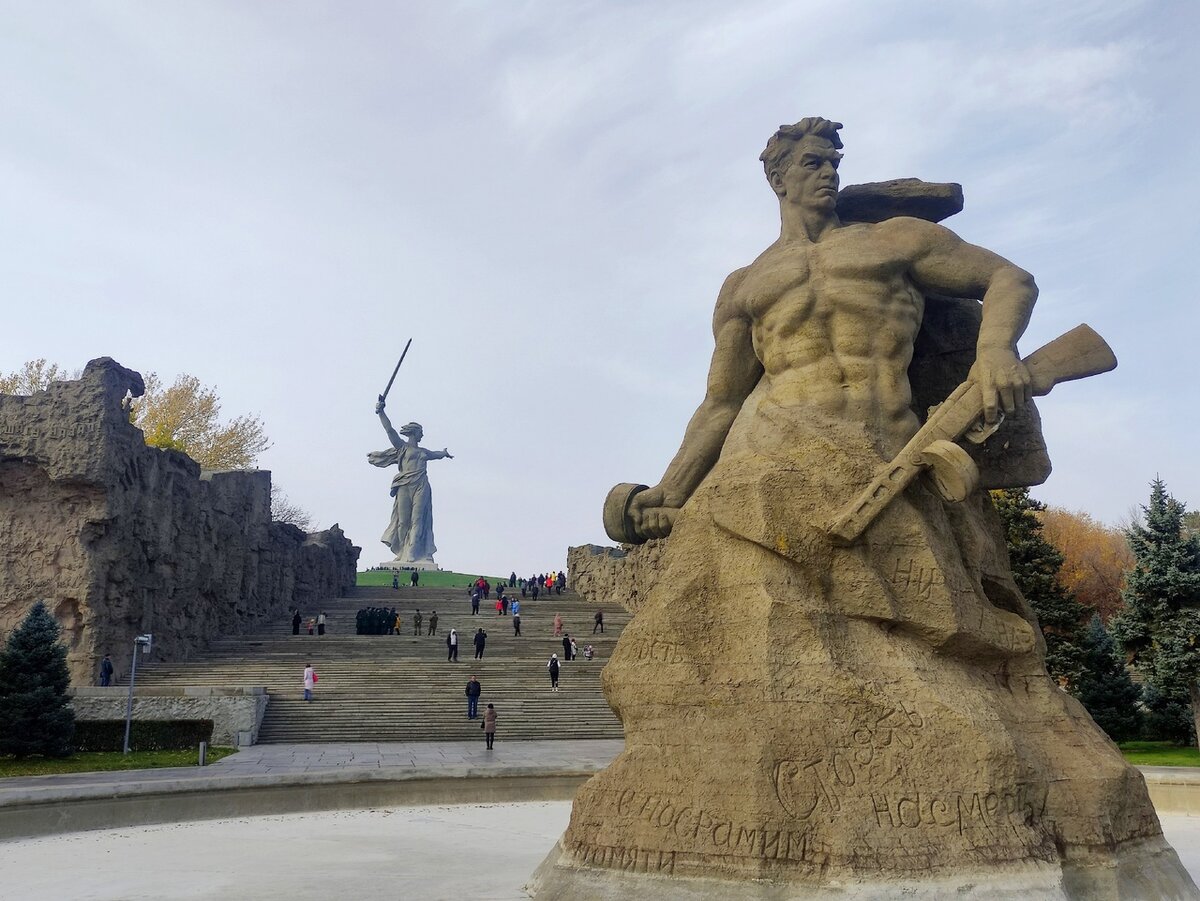 мамаев курган и статуя родины-матери в волгограде. бассейн волгоград мамаев курган. жд волгоград мамаев курган. мамаев курган сталинградская битва. героям сталинградской битвы на мамаевом кургане.