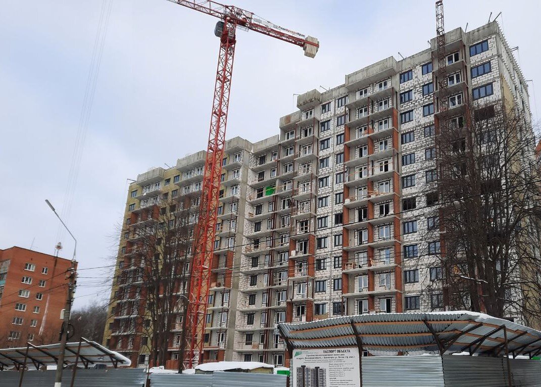 По программе переселения граждан из аварийного жилищного фонда на 2020 – 2024 годы, на улице Лесная в Красногорске возводят многоэтажный дом.