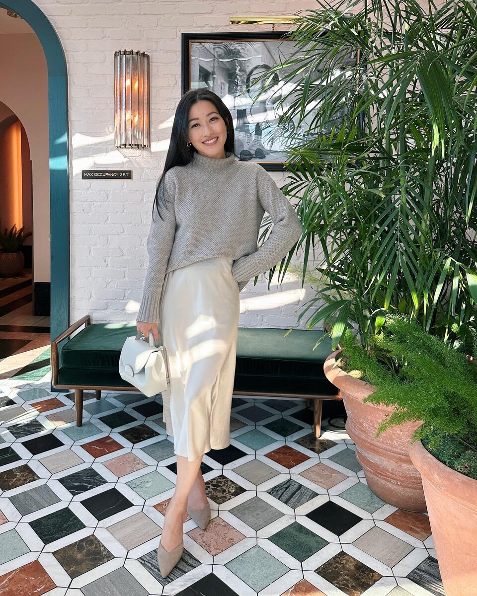 Плохо одетая девушка. Черные джинсы белые кроссовки. Одевается ли под. Одежда одетая наизнанку. Риз уизерспун без трусов.