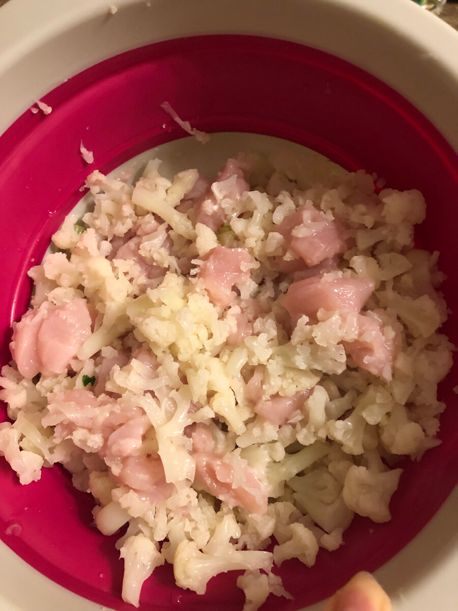 У меня была своя замороженная цветная капуста. Крупную я натерла на терке, а мелкую положила целиком. Фото автора.