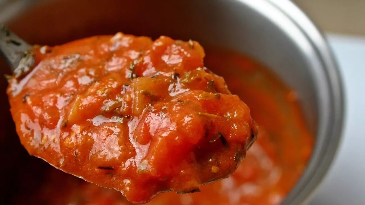     Покупные соусы и заправки заняли первые строки продуктов, которые врачи относят к особо вредным. Вместе с усилителями вкуса в таких соусах слишком много трансжиров и сахара.