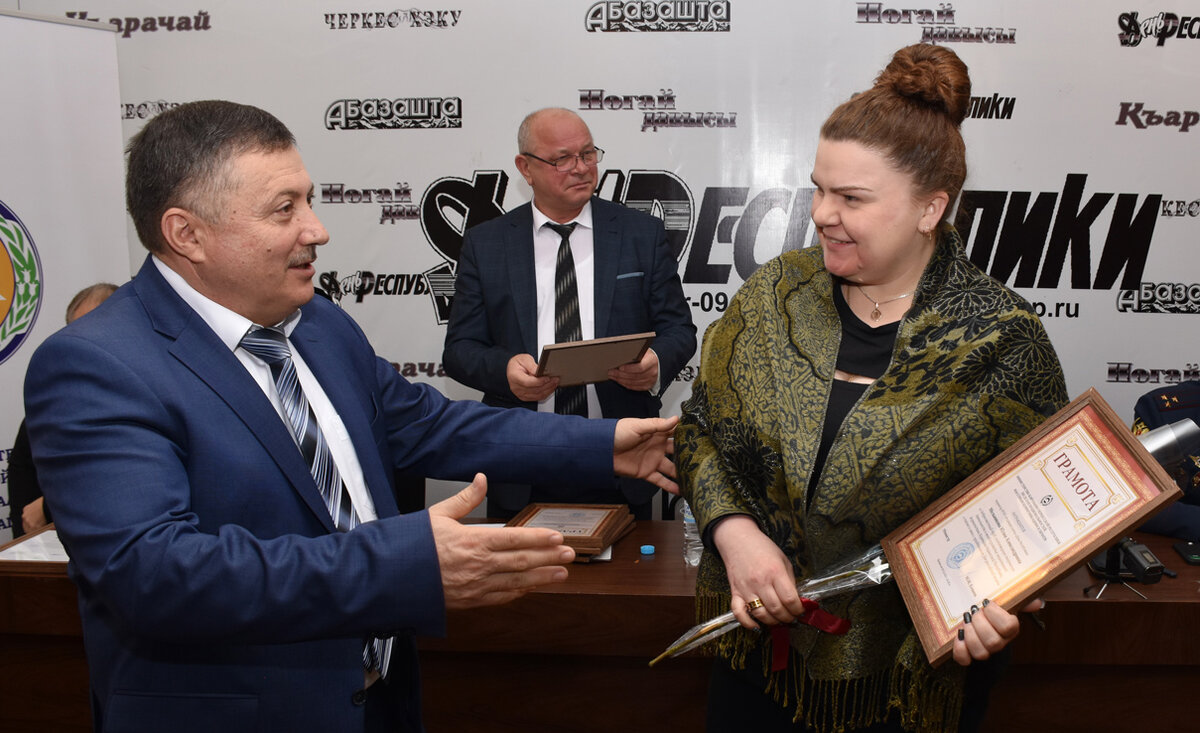 Мурат Есенеев вручил награду корректору редакции газеты «День республики» Юлии Мельниковой. Фото Светланы ОСЕЦКОЙ.
