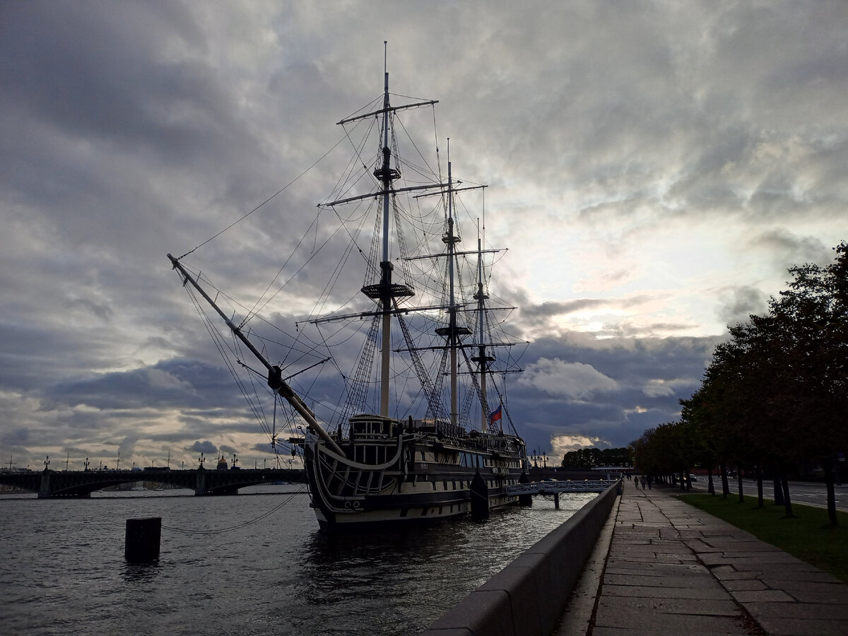 Корабль "Благодать" у Петровской набережной, где был первый петербургский порт