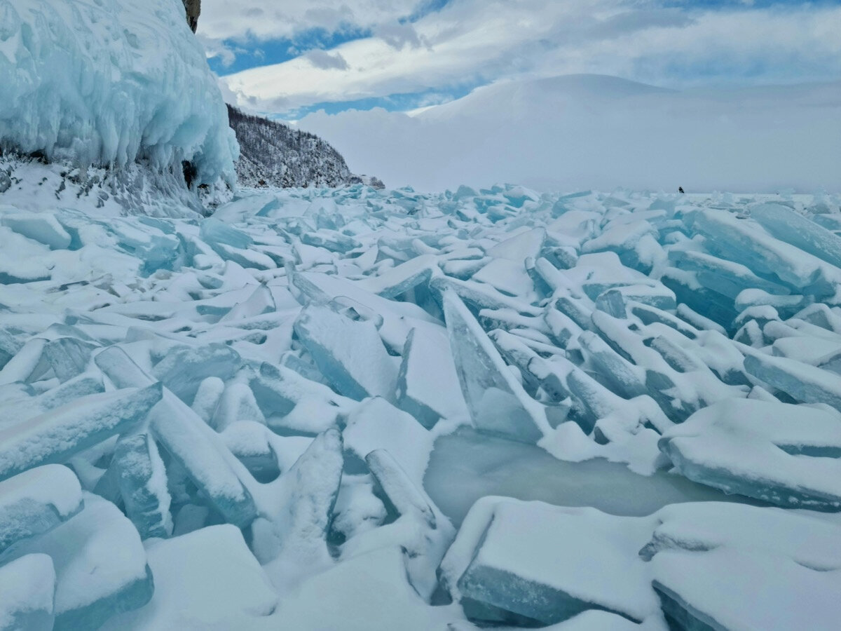 Мыс Хобой знаменит красивыми ледяными наплесками и гротами, а также впечатляющими торосами — нагромождениями из обломков льда