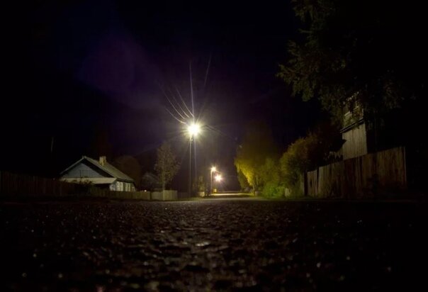 Выйти на улицу ночью 2 августа. Улица в деревне ночью. Ночная улица в селе. Ночные улица в посёлке. Темная улица в деревне.