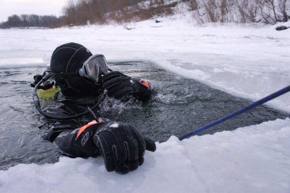 Водолаз зимой