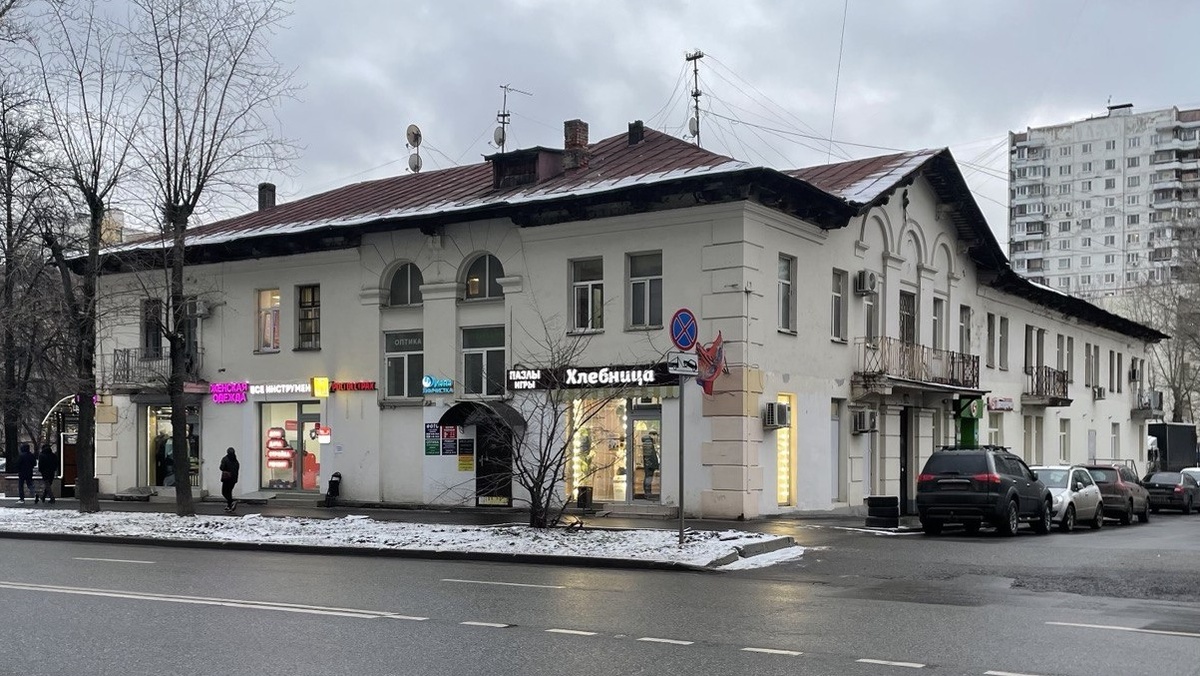 9-я Парковая улица, 33. Вид с северо-востока. Здание искажено перестройками.