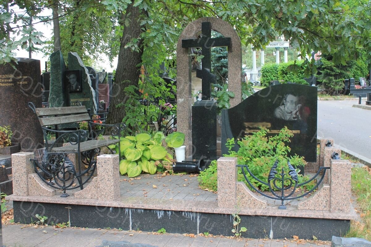 памятник с крестом