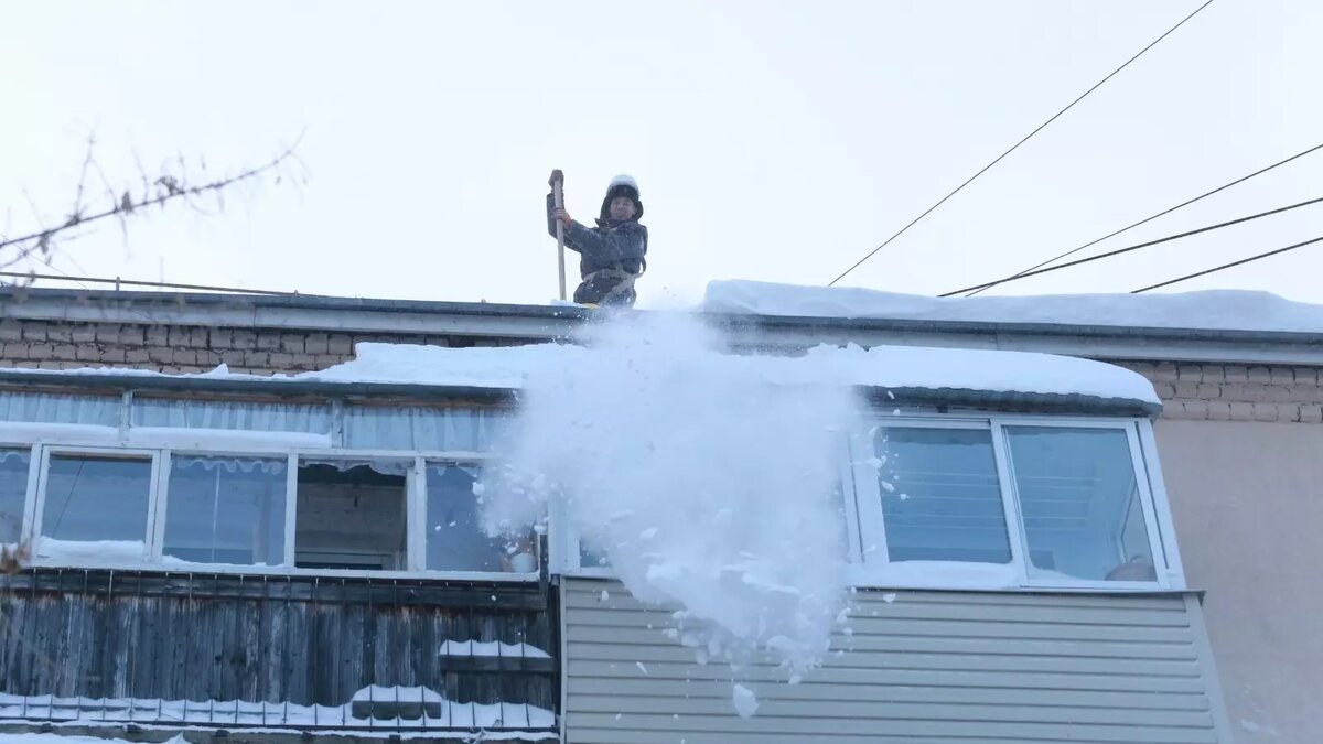     С начала зимы в Ижевске выявлено 917 нарушений уборки снега во дворах. В 862 случаях нарушения сразу же устранили, в остальных — применили меры административного воздействия.