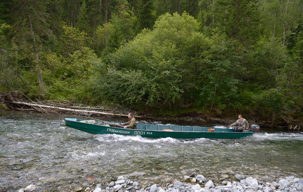 Пример лодки, на которых передвигаются по реке Кизир