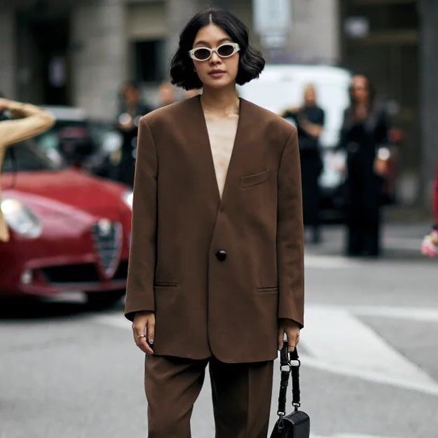 парень одет по женски. женщина носящая мужскую одежду. одеться на свидание. андрогинный стиль стрит стайл. женщина носящая мужскую одежду.