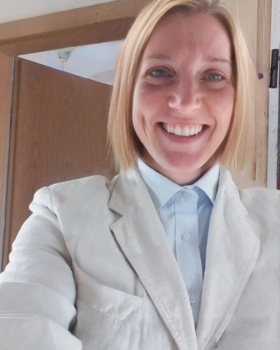 нормально ли стесняться. застенчивый человек. нормально ли стесняться. стеснительный парень. скромная девушка с парнем.