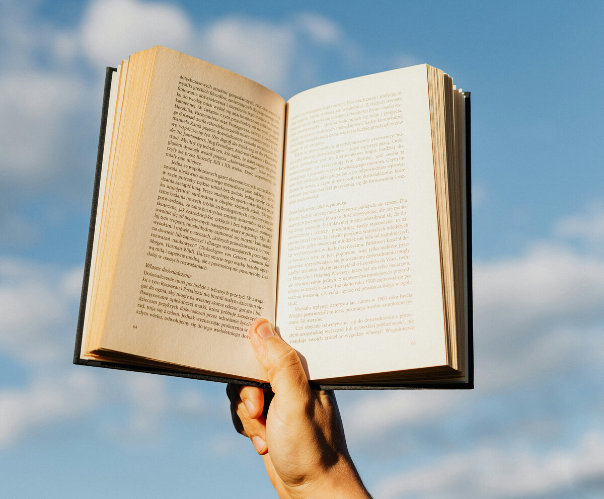 Если вы занимаетесь самостоятельно, учебник поможет структурировать знания.