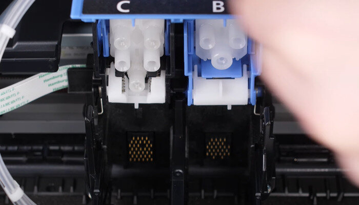 Фото 3. Поднимаем фиксирующую крышку на каретке