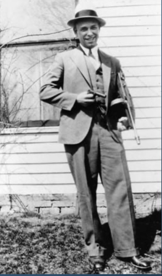 Джон Дилледжер позирующий с пистолетом пулеметом Томпсона в марте 1934 года