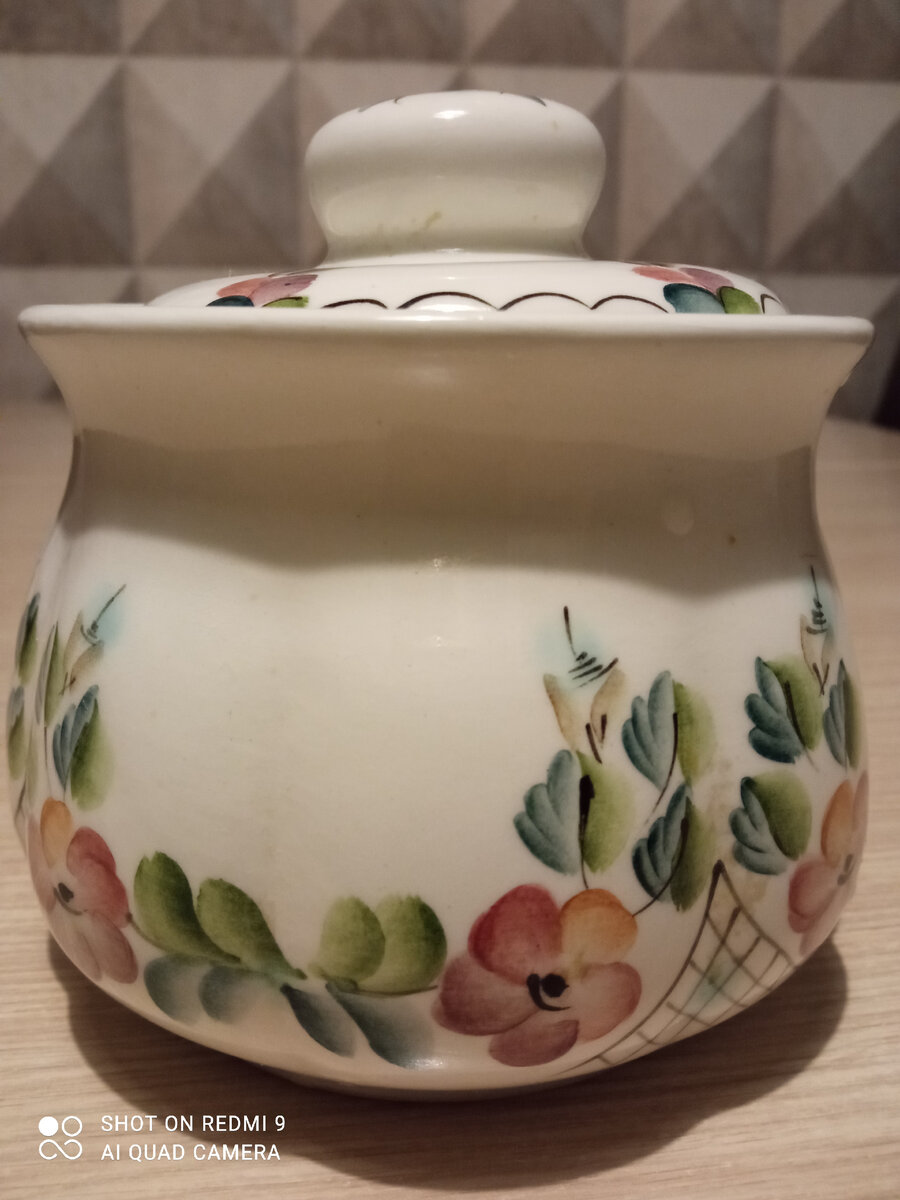 Это сахарница, вид сбоку