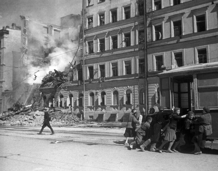   Почти 80 лет назад, 27 января 1944 года, закончился один из самых трагических эпизодов Великой Отечественной войны. Была полностью снята блокада Ленинграда, которая продолжалась 872 дня.-3