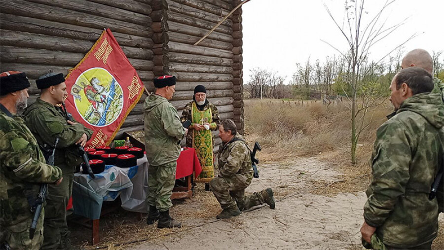 ▲ Александр Сорокин на СВО выполнял обязанности и священника, и замполита, и связиста, и повара. Одновременно