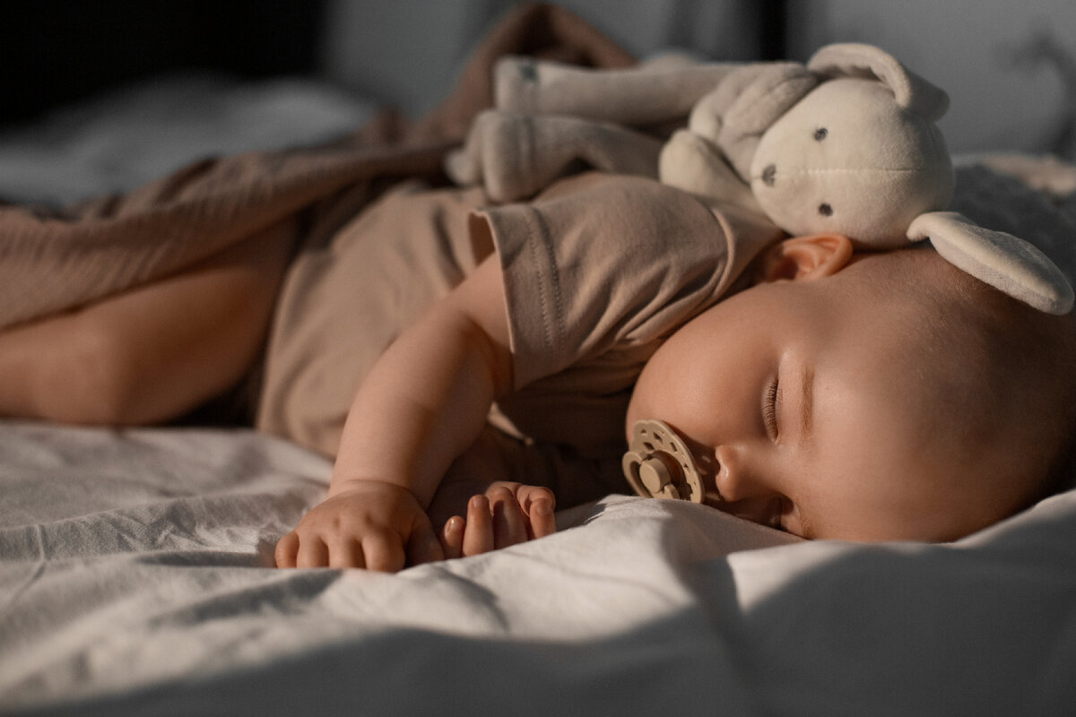 Появление малыша в семье – всегда радостное, но в тоже время волнительное событие. В вопросах ухода за новорожденными у родителей возникает много спорных моментов, один из них — совместный сон.